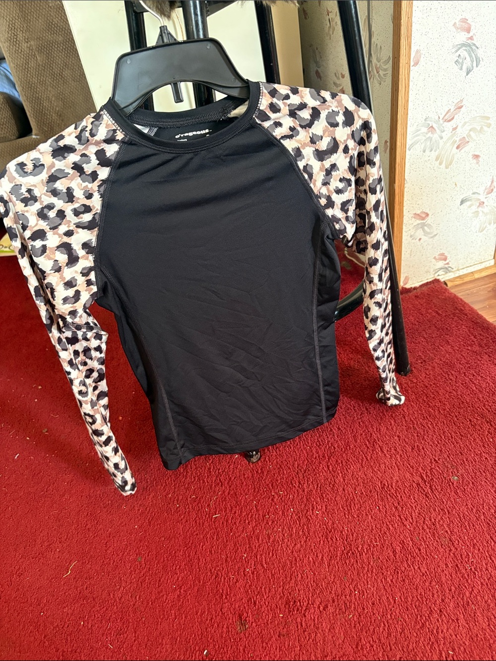 Girls' Long-Sleeve Rash Guard with Leopard Print Sleeves - Black